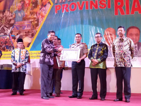 HPN di Dumai, Edy Sumardi Terima PWI Award 2017